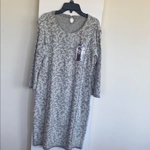 Sweater dress with 3/4 sleeve.